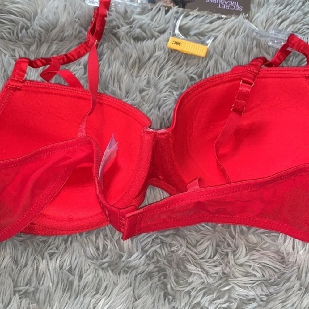 Red lacy Victoria’s Secret bra‎